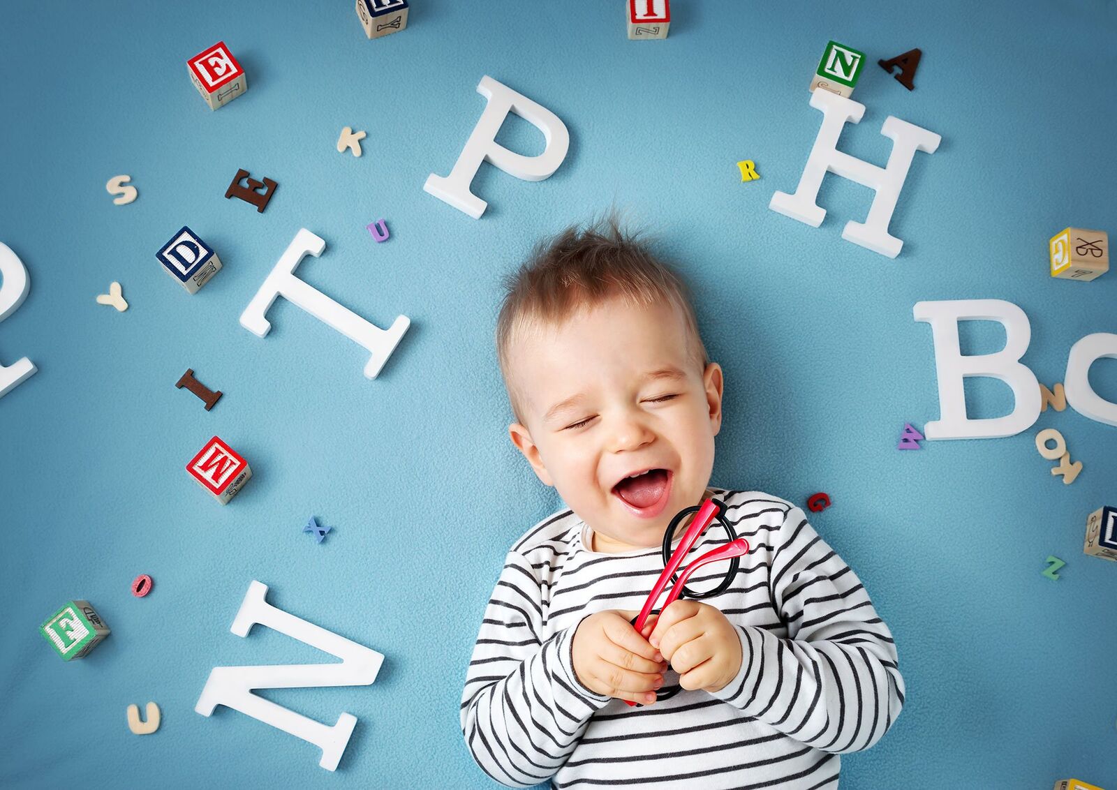 Quando un bambino comincia a parlare? Quali sono le fasi dello sviluppo del linguaggio e come stimolarlo? E quali segnali ci avvertono che è consigliabile interpellare un esperto?