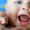 Dentizione: sintomi e rimedi quando al tuo bambino sta per nascere il primo dentino