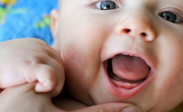 Dentizione: sintomi e rimedi quando al tuo bambino sta per nascere il primo dentino